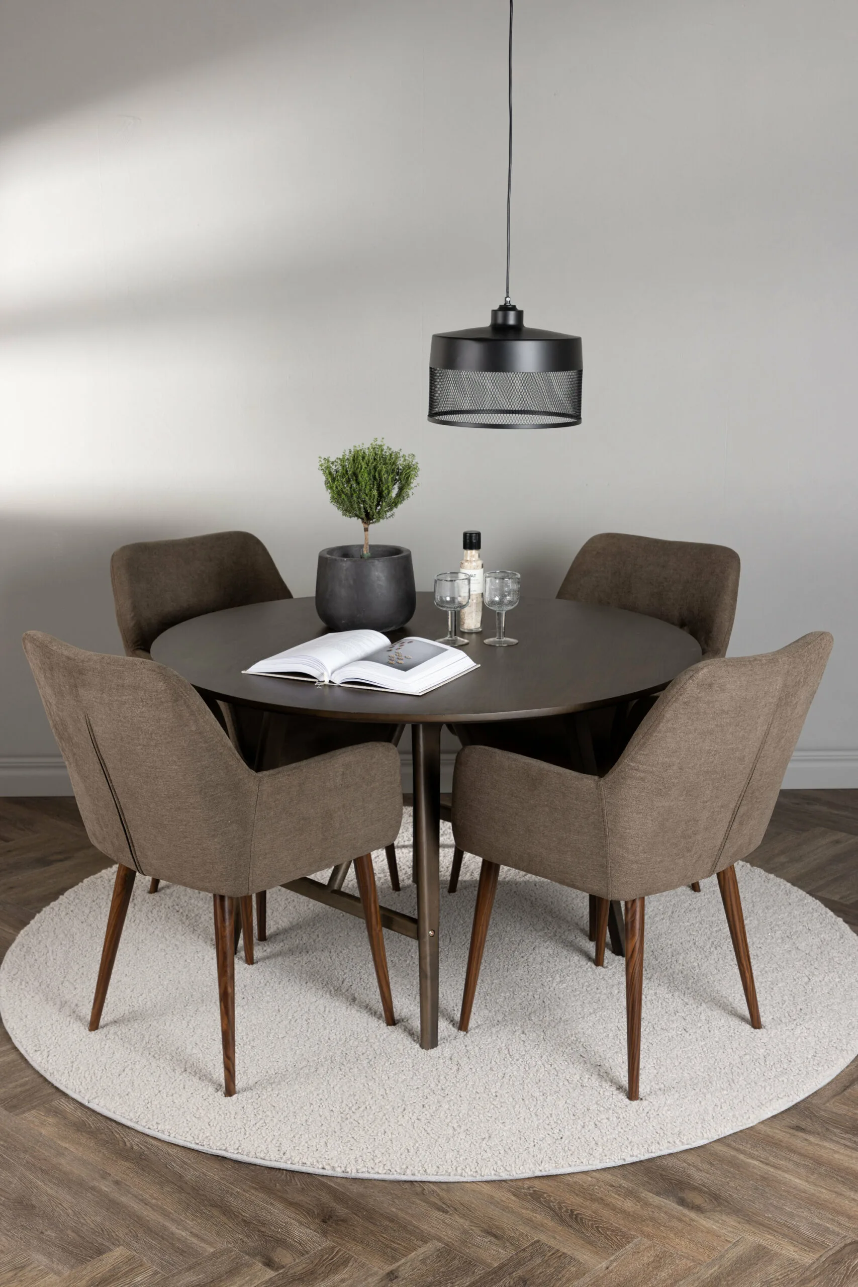 Matgrupp Kaseindon med stolarna Tomorrow