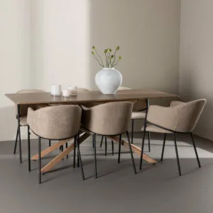 Piazza Matbord med Evelina Matstol