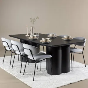 Olivia Matbord med Chico Matstol